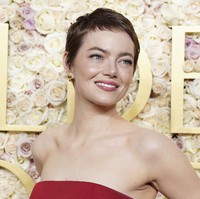 Emma Stone memukau dengan debut gaya rambut pixie cut di Golden Globes 2025. Potongan rambut pendek ini memberikan kesan segar dan modern, cocok bagi kamu yang ingin tampil beda di tahun ini. Tambahkan tekstur pada rambut dengan sedikit pomade atau hair wax untuk kesan yang edgy. Foto: Jordan Strauss/Invision/AP