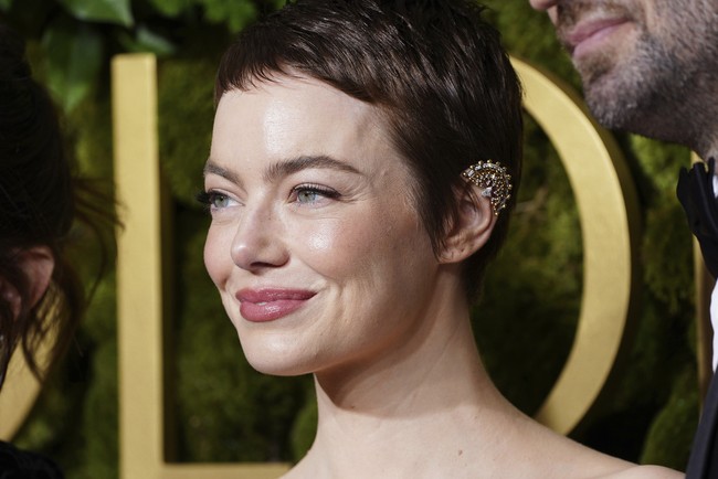 Rambutnya ditata dengan gaya natural, sedikit bertekstur dan memberi kesan effortless glamour. Penampilan rambut baru Emma Stone terinspirasi dari Mia Farrow, mantan model dan aktris legendaris di era 70-an.  Foto: Jordan Strauss/Invision/AP
