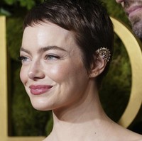 Rambutnya ditata dengan gaya natural, sedikit bertekstur dan memberi kesan effortless glamour. Penampilan rambut baru Emma Stone terinspirasi dari Mia Farrow, mantan model dan aktris legendaris di era 70-an.  Foto: Jordan Strauss/Invision/AP