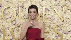 Keduanya juga tertangkap kamera berbagi momen manis bersama di Golden Globe Awards 2025 di bulan Januari, bersama dengan suami Emma, Dave McCary. Foto: Jordan Strauss/Invision/AP