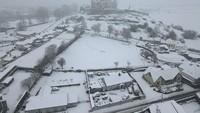 Foto udara Cashel, Irlandia, tertutup salju, Minggu (5/1).  