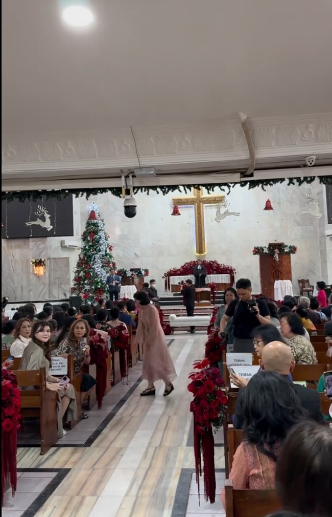 Meski dikenal kaya raya namun dekorasi di gereja tempat pemberkatan pernikahan Frank dan Winona terlihat sederhana. Dari video singkat yang dibagikan terlihat bunga-bunga yang didominasi warna merah menghiasi gereja. Foto: Instagram/@hotmanparisofficial