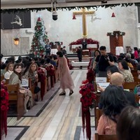 Meski dikenal kaya raya namun dekorasi di gereja tempat pemberkatan pernikahan Frank dan Winona terlihat sederhana. Dari video singkat yang dibagikan terlihat bunga-bunga yang didominasi warna merah menghiasi gereja. Foto: Instagram/@hotmanparisofficial