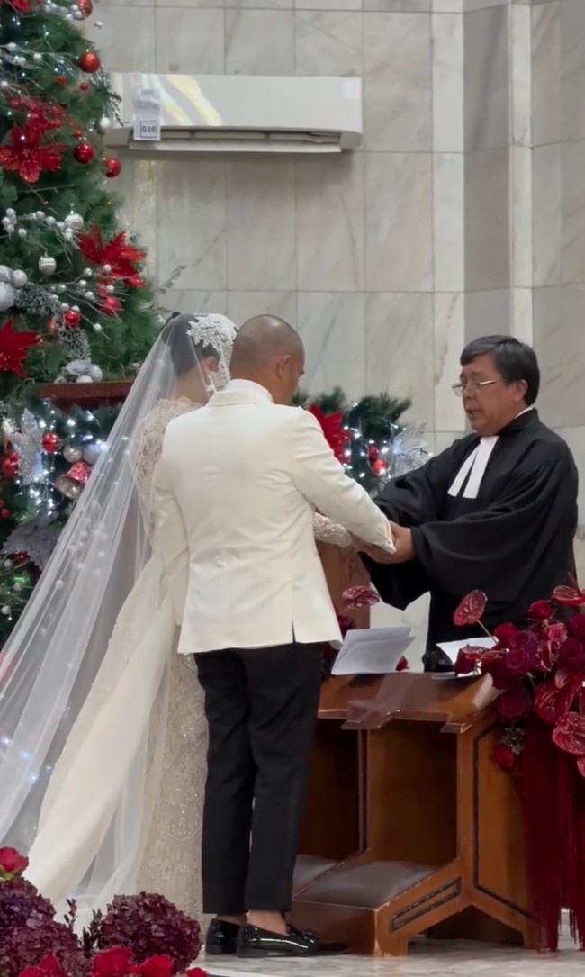 Pemberkatan pernikahan yang dilakukan secara Kristen itu tampak lancar dan sakral disaksikan oleh banyak anggota keluarga dan kerabat yang hadir. Foto: Instagram/@hotmanparisofficial