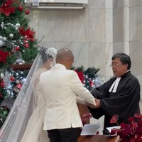 Pemberkatan pernikahan yang dilakukan secara Kristen itu tampak lancar dan sakral disaksikan oleh banyak anggota keluarga dan kerabat yang hadir. Foto: Instagram/@hotmanparisofficial