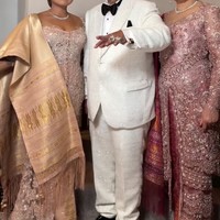 Hotman tampak didampingi oleh istri dan putrinya, Felicia Hutapea. Istri dan putrinya itu juga tampil kompak mengenakan kebaya. Istri Hotman, Agustianne Marbun memilih kebaya berwarna dusty pink, sementara anaknya menawan dengan warna coklat keemasan. Foto: Instagram/@hotmanparisofficial