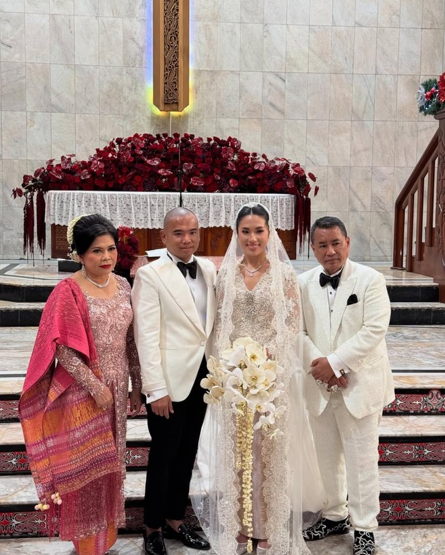 Hotman sendiri tampil serba hitam-putih. Ia memadukan setelan jas dan celana panjang putih dengan dasi kupu-kupu berwarna hitam. Melengkapi penampilannya Hotman juga mengenakan sepasang sepatu hitam dengan corak putih. Foto: Instagram/@hotmanparisofficial