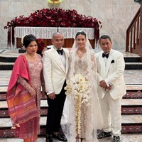 Hotman sendiri tampil serba hitam-putih. Ia memadukan setelan jas dan celana panjang putih dengan dasi kupu-kupu berwarna hitam. Melengkapi penampilannya Hotman juga mengenakan sepasang sepatu hitam dengan corak putih. Foto: Instagram/@hotmanparisofficial