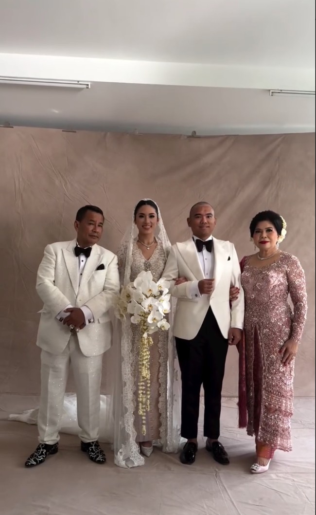 Hotman yang biasanya tampil percaya diri dan flamboyan juga terlihat lebih melow di acara pernikahan putranya tersebut. Melalui akun Instagram pribadinya Hotman pun membagikan momen-momen bahagia pernikahan putranya tersebut. Foto: Instagram/@hotmanparisofficial