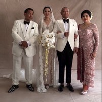 Hotman yang biasanya tampil percaya diri dan flamboyan juga terlihat lebih melow di acara pernikahan putranya tersebut. Melalui akun Instagram pribadinya Hotman pun membagikan momen-momen bahagia pernikahan putranya tersebut. Foto: Instagram/@hotmanparisofficial