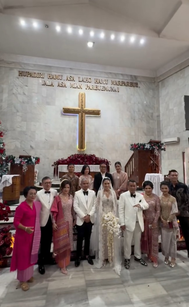 Hotman bersama pengantin dan keluarga tampak berpose bersama setelah pemberkatan pernikahan selesai. Unggahannya pun ramai banjir ucapan selamat dari para netizen. Foto: Instagram/@hotmanparisofficial