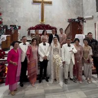 Hotman bersama pengantin dan keluarga tampak berpose bersama setelah pemberkatan pernikahan selesai. Unggahannya pun ramai banjir ucapan selamat dari para netizen. Foto: Instagram/@hotmanparisofficial