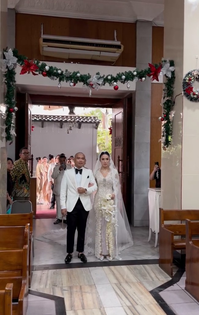 Frank Hutapea, putra pengacara kondang Hotman Paris baru saja resmi menikahi kekasihnya, Winona. Pemberkatan pernikahan keduanya digelar di Gereja HKBP Rawamangun, Jakarta Timur pada Sabtu (4/1/25). Foto: Instagram/@hotmanparisofficial