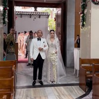 Frank Hutapea, putra pengacara kondang Hotman Paris baru saja resmi menikahi kekasihnya, Winona. Pemberkatan pernikahan keduanya digelar di Gereja HKBP Rawamangun, Jakarta Timur pada Sabtu (4/1/25). Foto: Instagram/@hotmanparisofficial