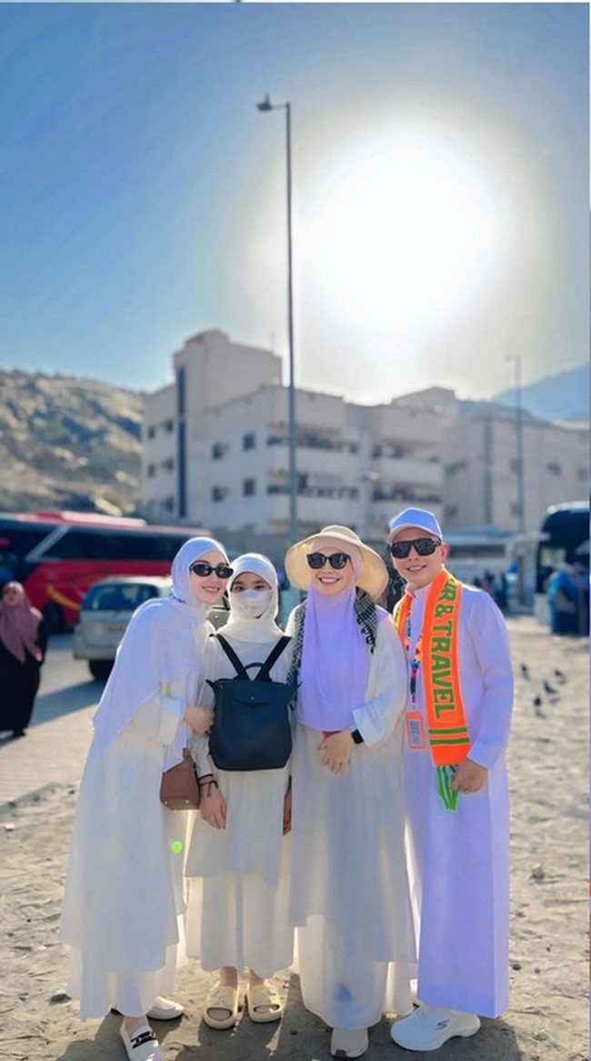 Ia dan keluarga mengabadikan momen dengan foto bersama di Jabal Rahmah. Ayu pun mengucap syukur bisa kembali mengajak keluarganya untuk beribadah umrah. Jabal Rahmah 🥰🤲🏻 segala doa semoga Allah jabah amin 🤍🙏🏻, tulis Ayu di Instagramnya. Foto: Dok. Instagram @ayutingting92