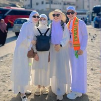 Ia dan keluarga mengabadikan momen dengan foto bersama di Jabal Rahmah. Ayu pun mengucap syukur bisa kembali mengajak keluarganya untuk beribadah umrah. Jabal Rahmah 🥰🤲🏻 segala doa semoga Allah jabah amin 🤍🙏🏻, tulis Ayu di Instagramnya. Foto: Dok. Instagram @ayutingting92