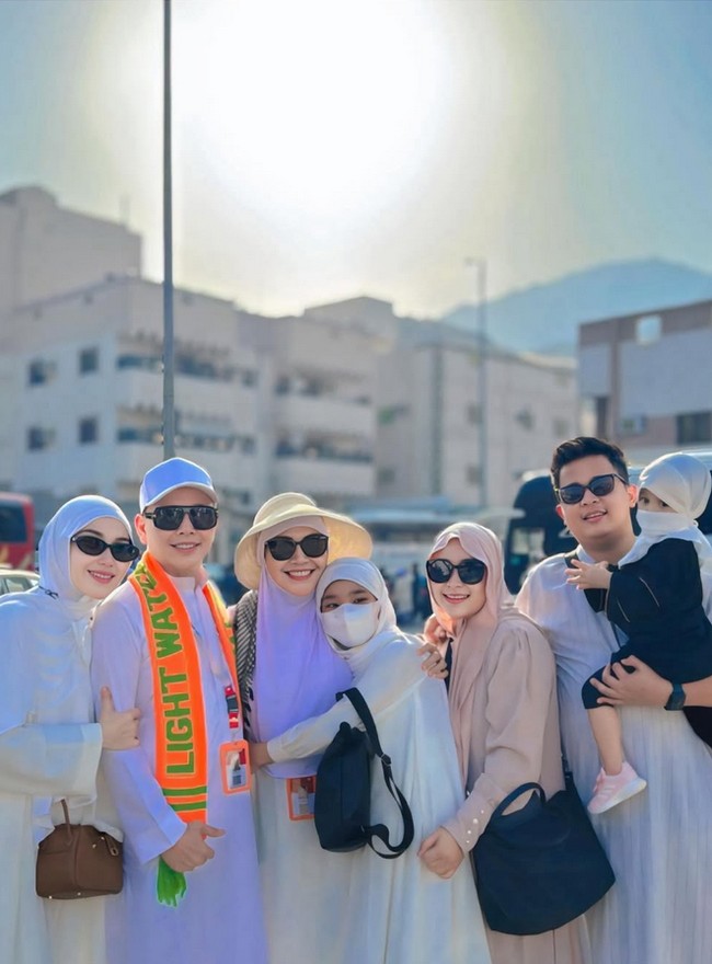 Tak sedikit warganet yang memuji kecantikan Ayu ketika berhijab. Bersinar banget masyallah 😍, ucap pengguna Instagram @matchalateex_. Ayu cantik pakek hijab semoga istiqomah, puji akun @pratiwiwidiandari. Suka baget klo liat ka ayu pakai hijab .adem rasanya, timpal akun @sholehah7124. Foto: Dok. Instagram @ayutingting92.