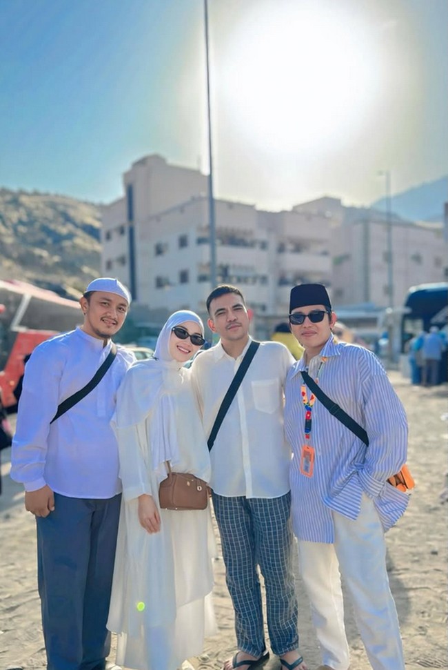 Foto bersama keluarga, Ayu terlihat nyaman saat menggunakan hijab pashmina. Ia juga melengkapi penampilannya dengan kaca mata hitam untuk perlindungan dari sinar matahari. Foto: Dok. Instagram @ayutingting92.