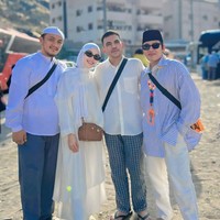 Foto bersama keluarga, Ayu terlihat nyaman saat menggunakan hijab pashmina. Ia juga melengkapi penampilannya dengan kaca mata hitam untuk perlindungan dari sinar matahari. Foto: Dok. Instagram @ayutingting92.