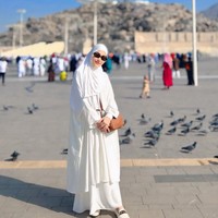 Pergantian tahun baru, penyanyi Ayu Ting Ting memilih umrah bersama putrinya Bilqis Khumairah Razak dan keluarga lainnya. Ketika di Tanah Suci, Ayu Tingting tampil cantik memakai hijab dan dress serba putih. Foto: Dok. Instagram @ayutingting92.