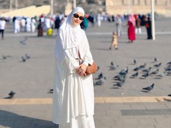 7 Foto Ayu Ting Ting Pakai Hijab dan Dress Putih saat Umrah Bersama Keluarga
