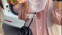 Gerai salad ini bernama Breakfast Heymart. Adapun mobil Alphard yang dipakai adalah punya sang pemilik. Kita cuma menyalurkan keinginan owner karena kebetulan Alphardnya lagi gak dipakai sama owner, tutur pelayan gerai salad itu. Foto: @sidoarjo.kreatif7