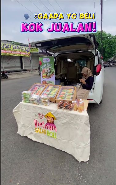 Gokil! Jualan Salad Kaki Lima pakai Mobil Alphard