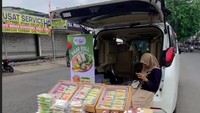 Di Sidoarjo, akun TikTok @sidoarjo.kreatif7 (01/01/25) membagikan potret mobil Alphard warna putih dipakai untuk menjajakan salad. Pintu mobil belakang dibuka dan bangku belakang dilipat untuk dijadikan lapak. Foto: @sidoarjo.kreatif7