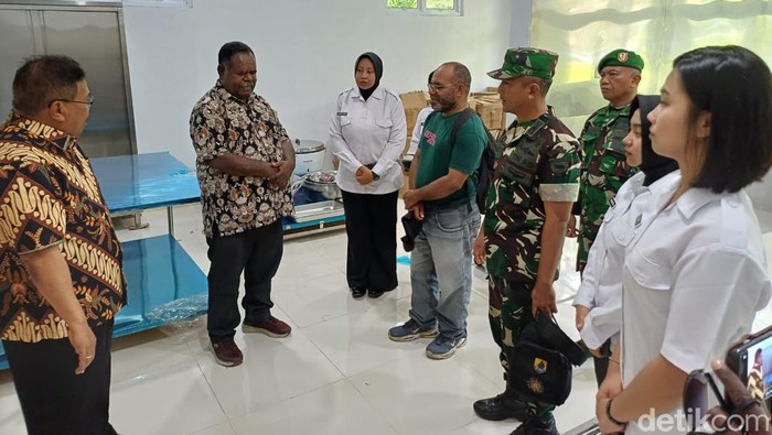 Gubenur Papua Barat Daya terpilih Elisa Kambu saat memantau dapur sehat di Kota Sorong.