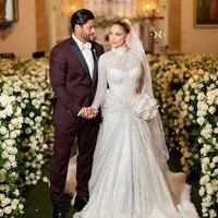 Pria 38 tahun ini menikah dengan setelan jas berwarna burgundy. Sedangkan pengantinnya terlihat cantik mengenakan gaun pengantin putih yang ekstravagan. Foto: Instagram @hulkparaiba