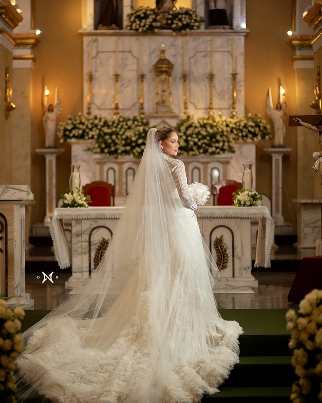 Wanita yang hanya dua tahun lebih muda dari Hulk itu juga melengkapi tampilan sakralnya dengan veil transparan. Foto: Instagram @hulkparaiba