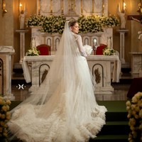 Wanita yang hanya dua tahun lebih muda dari Hulk itu juga melengkapi tampilan sakralnya dengan veil transparan. Foto: Instagram @hulkparaiba