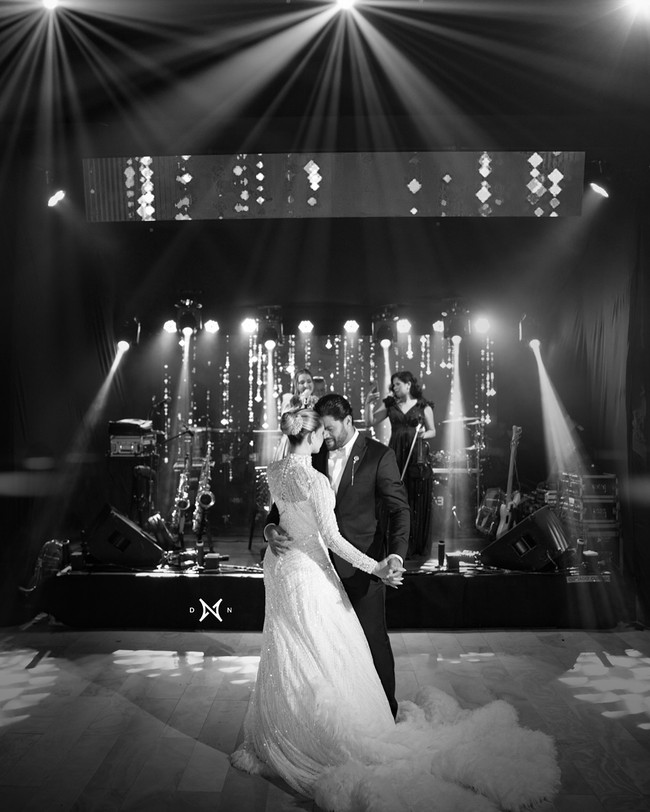 Pernikahan itu pun menuai kritik, terutama dari pihak keluarga Iran Angelo. Saudari Iran, Rayssa, bahkan menyebutnya sebagai pengkhianatan. Hari ini adalah hari yang berat untuk ditelan, hari yang menunjukkan seberapa jauh pengkhianatan bisa terjadi saat dilakukan oleh orang yang tidak kita duga. Kalau ibuku masih hidup, aku yakin dia tidak akan sanggup menerima kekejaman seperti itu. Melihat seorang cucu perempuan, yang tumbuh di bawah atapnya, mengkhianati keluarganya sendiri dengan cara yang begitu kejam akan menjadi pukulan yang mustahil untuk dihadapi,” tulis Rayssa di media sosialnya.Foto: Instagram @hulkparaiba