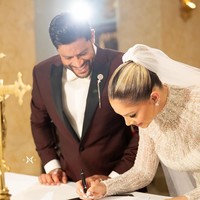 Hulk yang kini bermain untuk Atlético Mineiro telah lama diketahui menjalin hubungan dengan Camila setelah bercerai dari Iran setelah 12 menikah. Keduanya pun menggelar pesta pernikahan untuk mengesahkan lagi hubungan mereka dengan seremoni agama meski sudah tercatat sebagai suami istri.Foto: Instagram @hulkparaiba