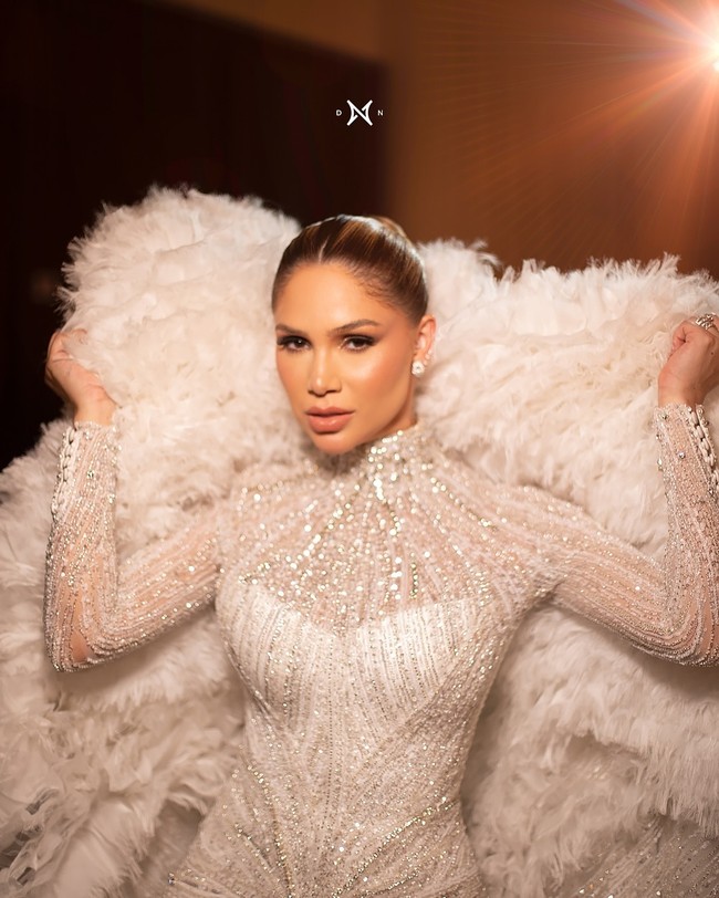 Camila yang dulu disebut sebagai keponakan favorit mantan istri suaminya memilih gaun dengan bagian atas berhias renda sedangkan bagian ekornya yang menjuntai bermaterial bulu-bulu. Foto: Instagram @hulkparaiba