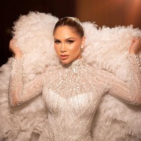 Camila yang dulu disebut sebagai keponakan favorit mantan istri suaminya memilih gaun dengan bagian atas berhias renda sedangkan bagian ekornya yang menjuntai bermaterial bulu-bulu. Foto: Instagram @hulkparaiba