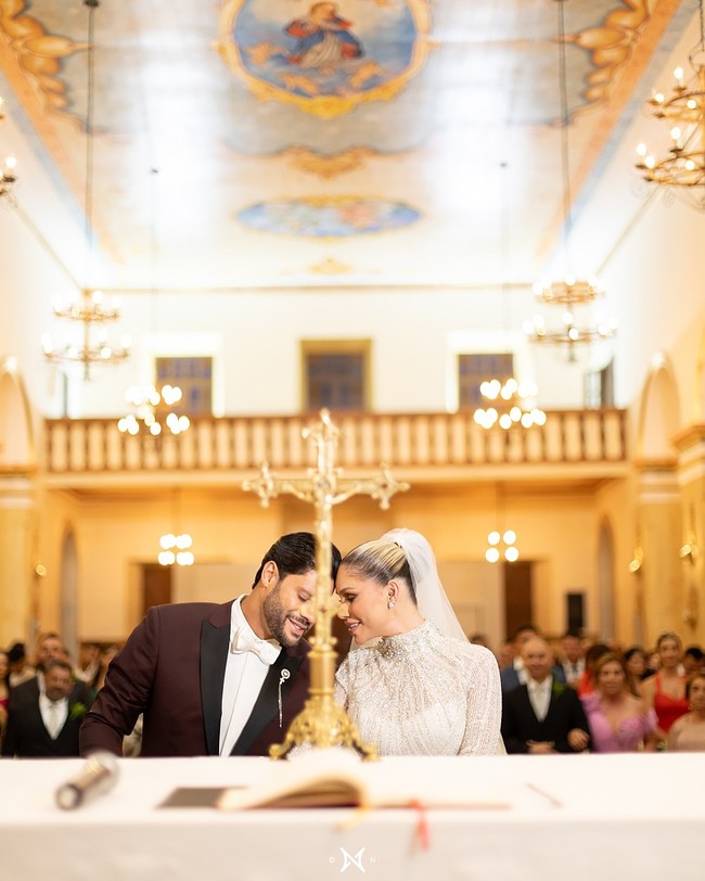 Di akun Instagram, Hulk mengunggah momen bahagia mereka. Pasangan yang sudah menikah secara sipil pada 2020 itu tampak sumringah selagi mengucap janji setia. Foto: Instagram @hulkparaiba