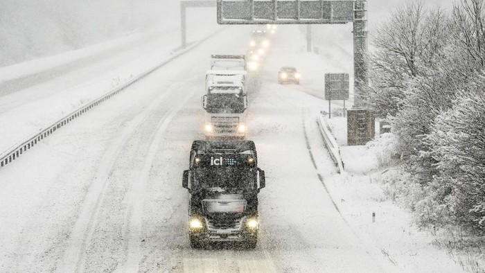 Vehicles on the A1(M) near Hopperton, north England, Sunday Jan. 5, 2025, as heavy overnight snow causes disruption across the UK as the cold start to the new year continues. (Danny Lawson/PA via AP)