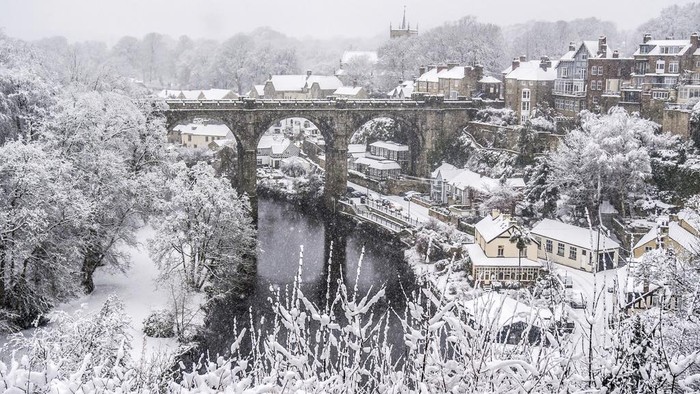 Snow covers houses and the 'Knaresborough Viaduct' in Knaresborough, England, Sunday, Jan. 5, 2025.  (Danny Lawson/PA via AP)