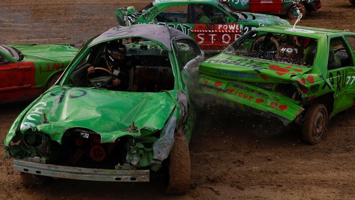 Intip Lomba Penghancuran Mobil di Malta Drivers celebrate after winning a car demolition derby organised by the Cars and Motorcycles Sport Association (Malta) to raise funds for the Puttinu Cares children's cancer support group in Ta' Qali, Malta, January 5, 2025. REUTERS/Darrin Zammit Lupi