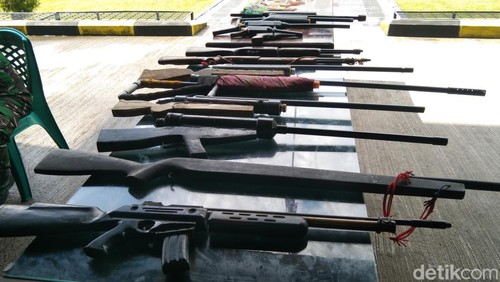 Islah warga Desa Roka dan Runggu, di Markas Kodim 1608/Bima ditandai dengan penyerahan senjata dari masing-masing kelompok, Senin (5/1/2025).