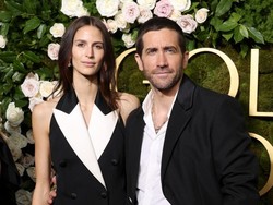 Penampilan Langka Jake Gyllenhall Bawa Pacar di Golden Globes, Bergaya Kembar