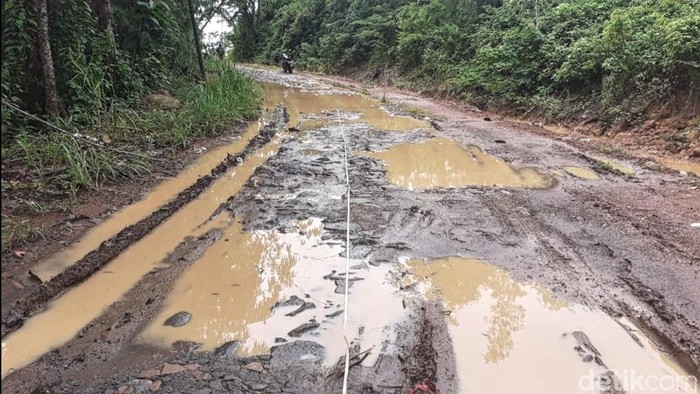 Jalan rusak di Sukabumi