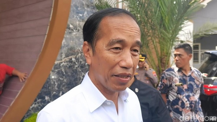Presiden ke-7 Indonesia Joko Widodo saat kunjungan di Banjarnegara, Senin (6/1/2025)