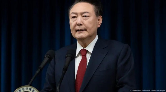 Jumat (3/1), puluhan penyidik badan anti-korupsi dan polisi gagal menangkap Yoon di kediamannya Foto: South Korean Presidential Office/Getty Images