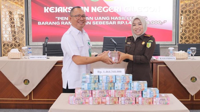 Kajari Cilegon serahkan uang hasil lelang ke BPRSCM (dok. Kejari Cilegon)