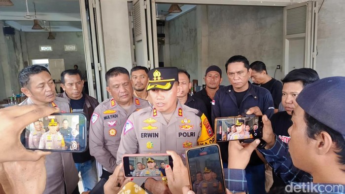 Kapolres Bone AKBP Erwin Syah saat wawancara dengan wartawan.