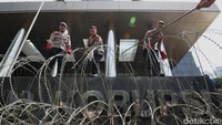 Pagar tersebut untuk antisipasi aksi demonstran yang kerap kali naik ke taman.  