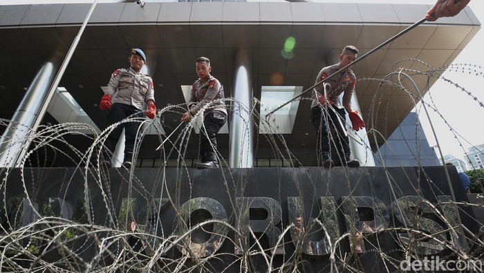 Kawat Berduri Pagari Gedung KPK Kawat berduri dipasang di depan gedung KPK, Jl Kuningan Persada, Jakarta. Pagar tersebut untuk antisipasi aksi demonstran yang kerap kali naik ke taman.