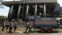 Pendemo juga kerap hampir masuk ke halaman lobi KPK.